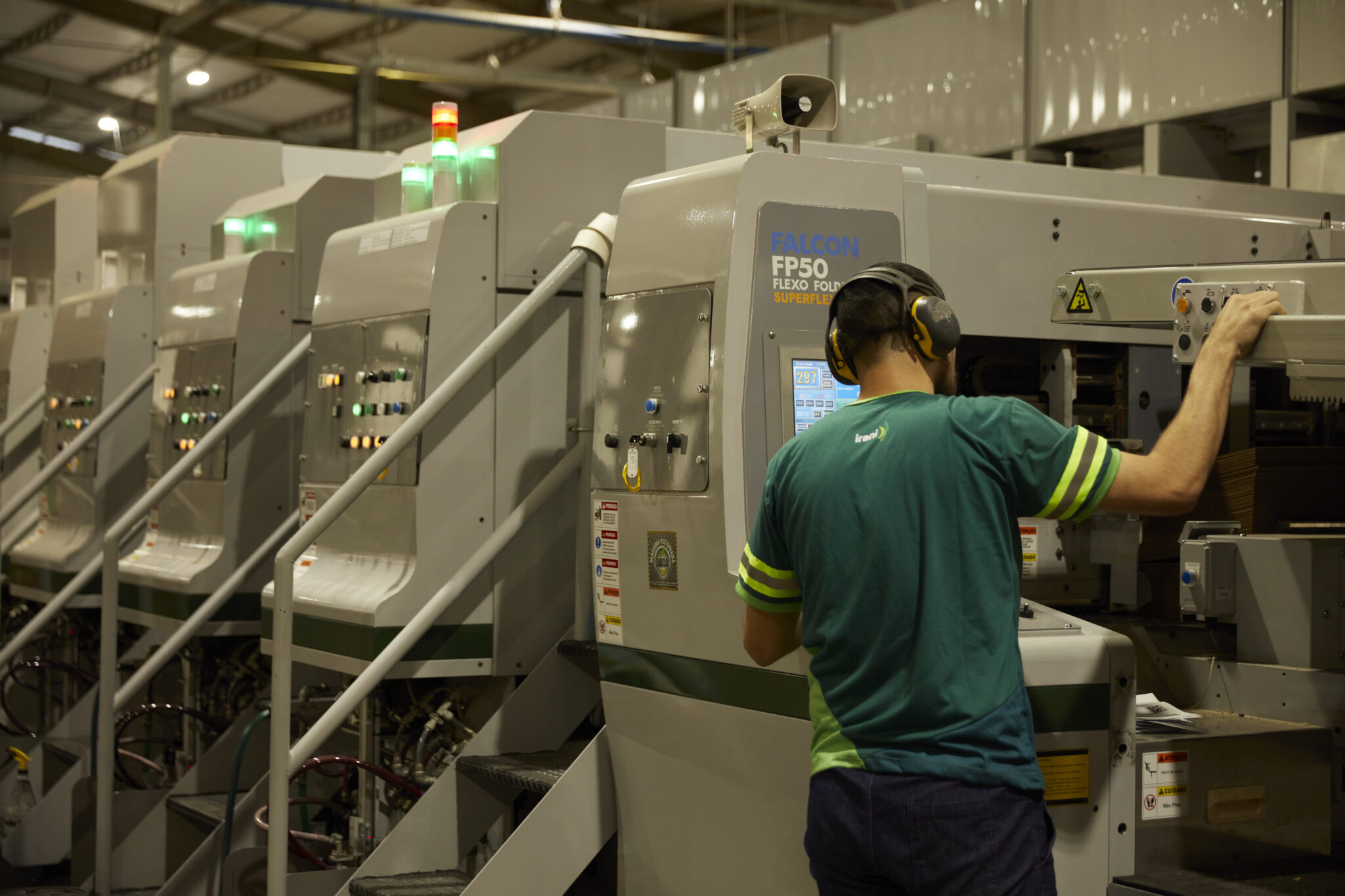 Confiança da indústria avança pelo terceiro mês seguido em fevereiro