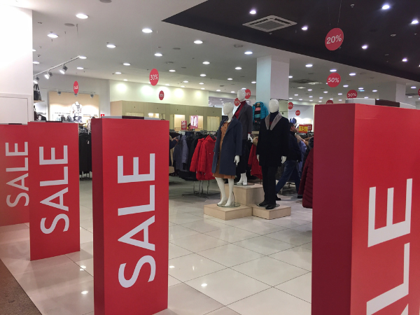 Confiança do comércio cai 2,7 pontos em março e atinge menor nível desde 2021