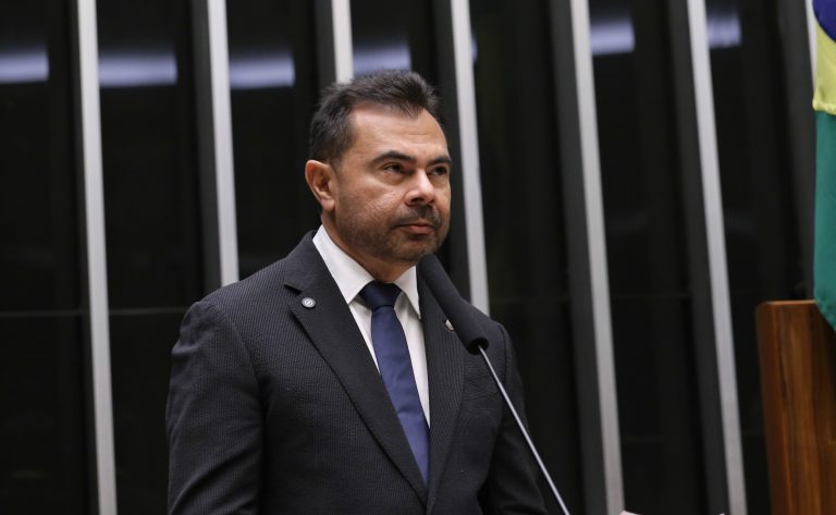 Comissão aprova reajuste do piso nacional dos professores para 2026