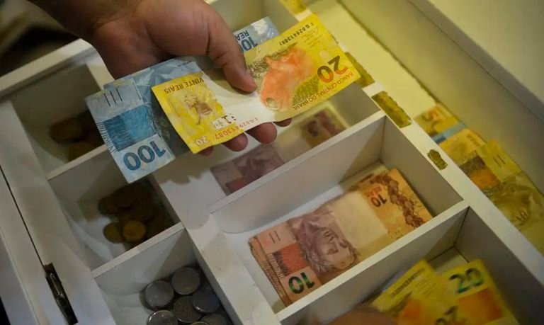 Mercado reduz projeções para inflação e PIB de 2026; Selic deve terminar o ano em 13,75%