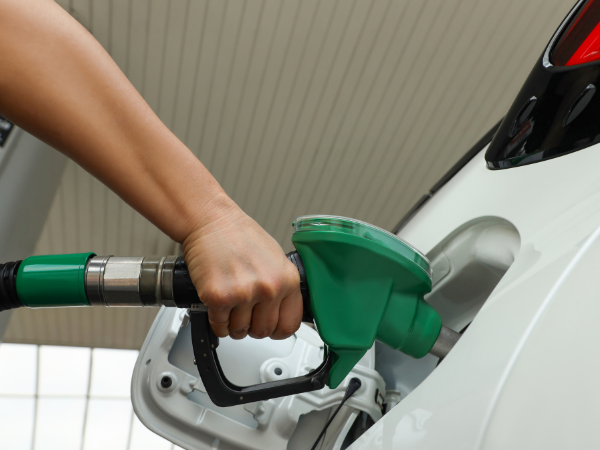 Alta da gasolina em postos levanta questionamentos e é alvo de pedido de investigação