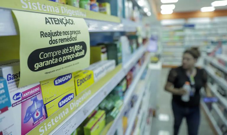 Nova lei autoriza farmácias dentro de supermercados no Brasil