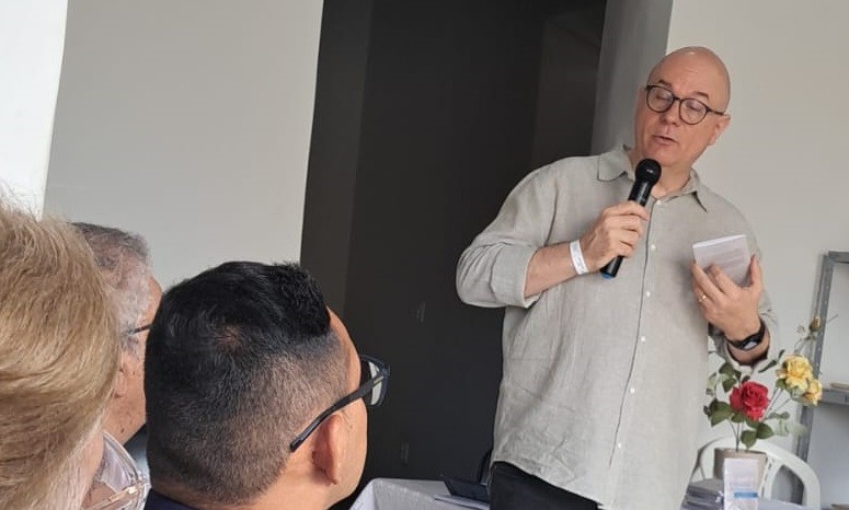 Médico e escritor carioca lança livro em Canindé