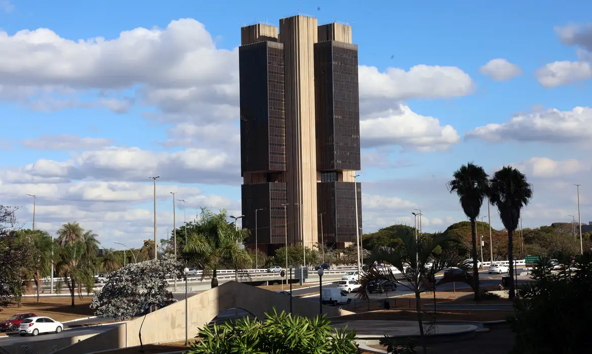 Copom reduz Selic para 14,75% e cita incerteza global