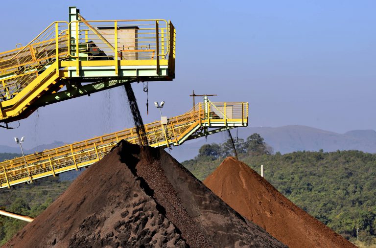 Usiminas (USIM3) reduz dívida e mantém lucro operacional positivo no 3º trimestre