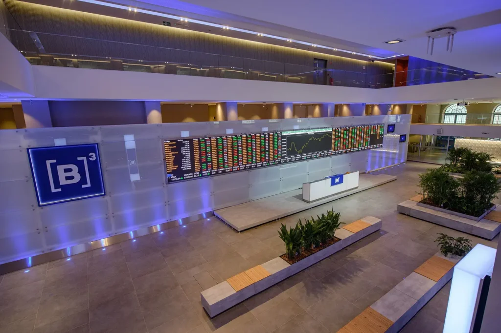 Ibovespa fecha em queda com escalada de tarifas de Trump; dólar avança e semana termina em baixa para a Bolsa