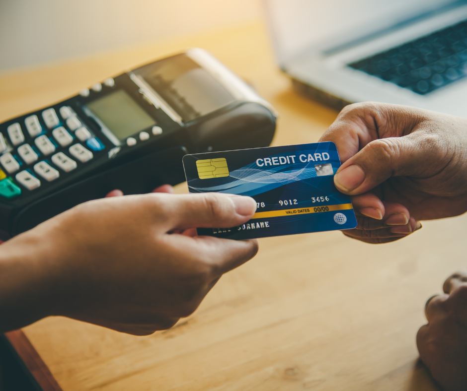 Pagar dívidas ou guardar dinheiro? Descubra o que deve vir primeiro