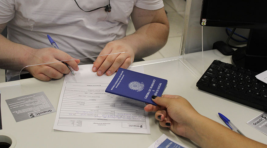Taxa de desocupação recua para 6,6% e número de trabalhadores com carteira assinada bate recorde no Brasil