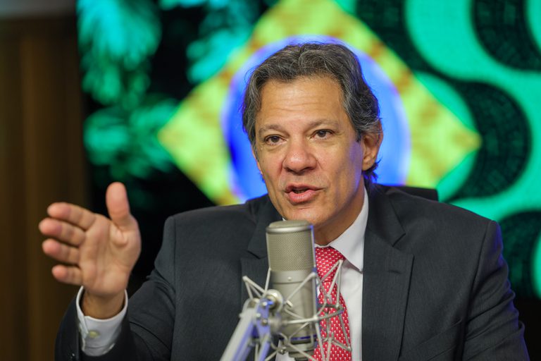 Haddad diz que tarifaço dos EUA contra o Brasil é “ato político urdido pela família Bolsonaro”