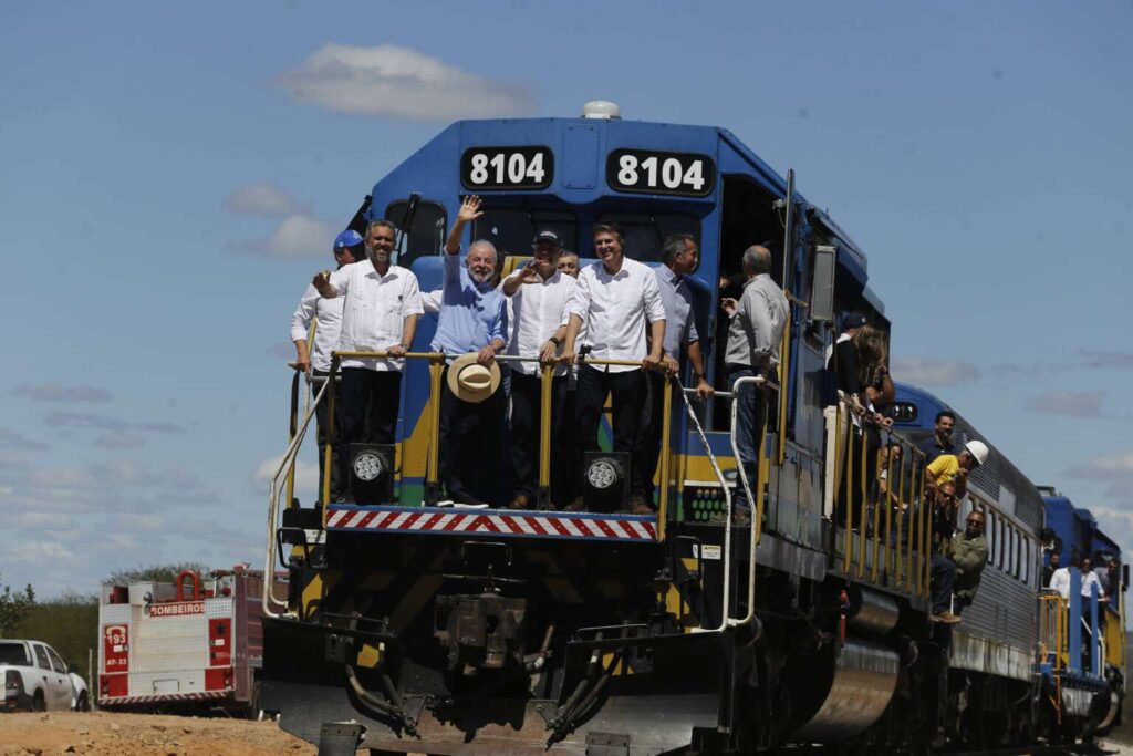 Lula anuncia investimento de R$ 1,4 bilhão na Transnordestina durante visita ao Ceará