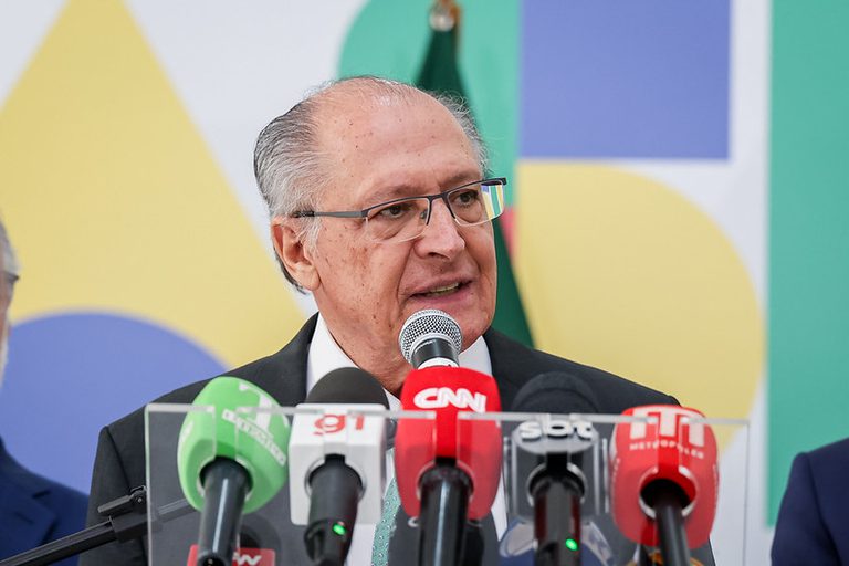 Alckmin acusa clã Bolsonaro de articular tarifaço de Trump contra o Brasil