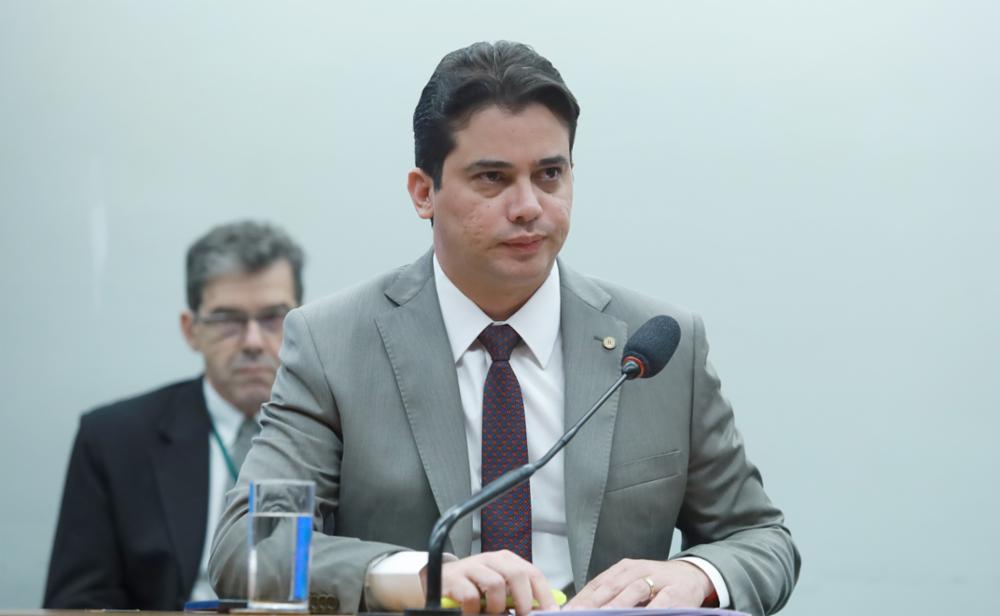 Deputado Júnior Mano nega envolvimento após operação da PF deflagrada na terça-feira (8)