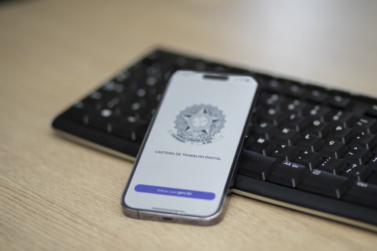 Ceará abre 7,4 mil vagas com carteira em julho; serviços puxam e Fortaleza lidera