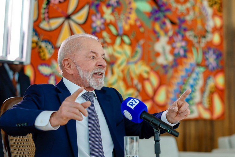 Lula promete isenção no IR e taxar ricos, mas política pode ampliar a pobreza
