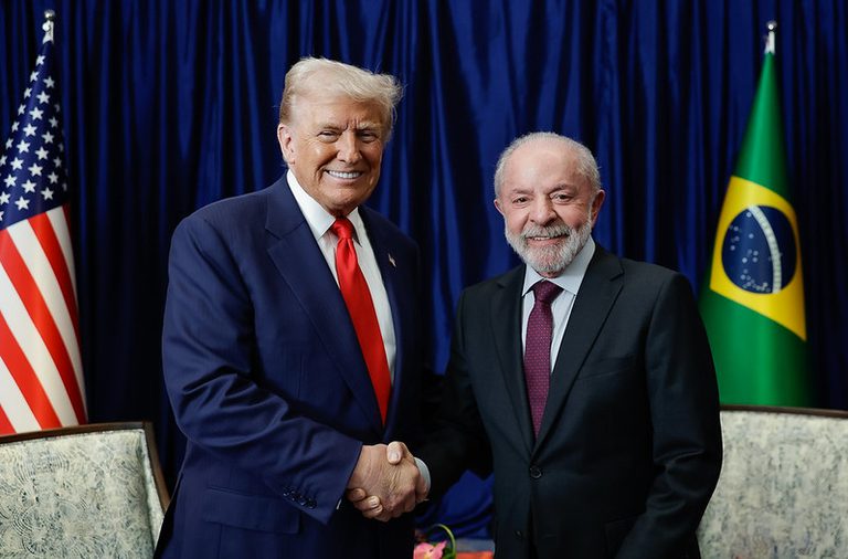 Lula e Trump se reúnem na Malásia e iniciam negociações para suspensão de tarifas dos EUA ao Brasil