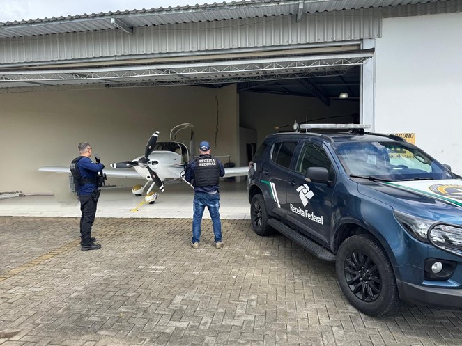 Receita Federal apreende avião com 571 iPhones avaliados em R$ 3 milhões em SC