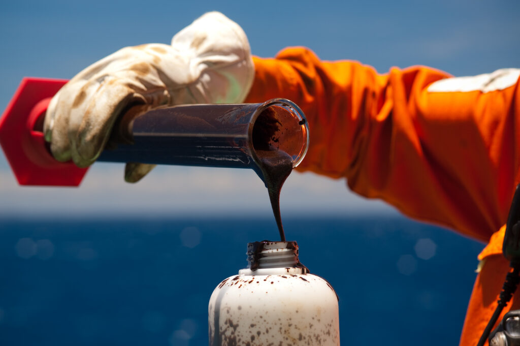 Petróleo dispara mais de 5% após sanções dos EUA contra empresas russas, e Petrobras (PETR4) reage em alta