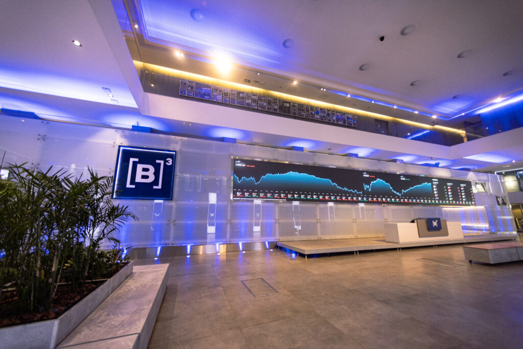 Ibovespa B3 bate novo recorde e fecha acima dos 147 mil pontos pela primeira vez; dólar cai a R$ 5,36