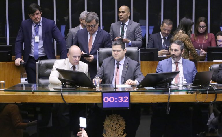 Congresso aprova LDO de 2026 com meta de superávit de R$ 34,3 bilhões e novas regras para execução de emendas